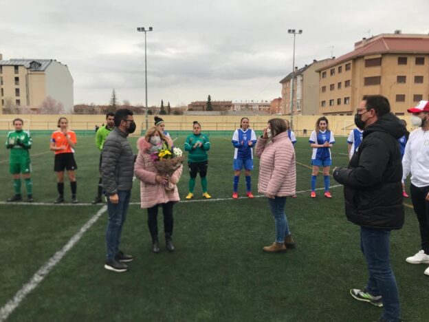 “Hoy competimos por ti”, han dicho las féminas de la EF Jesús de la Ossa, en su partido de la liga Regional ante el Femenino Albacete C, en recuerdo por el primer aniversario del fallecimiento del fundador de la Escuela, Ignacio Moreno Caballero
