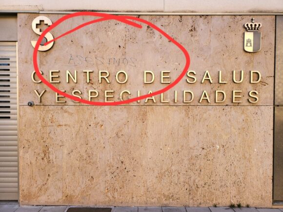 UGT denuncia las pintadas aparecidas en un centro de salud contra sus trabajadores y trabajadoras
