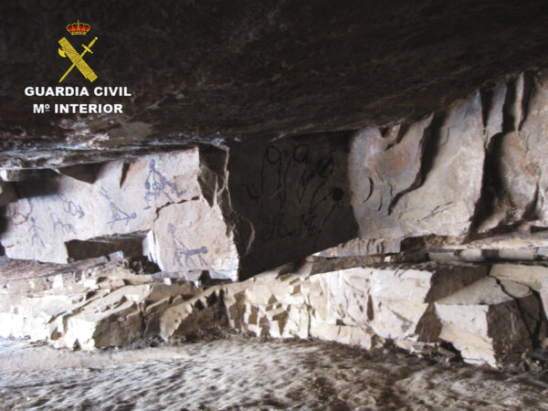 Esclarecida la autoría de unas pintadas en la Cueva de la Rendija