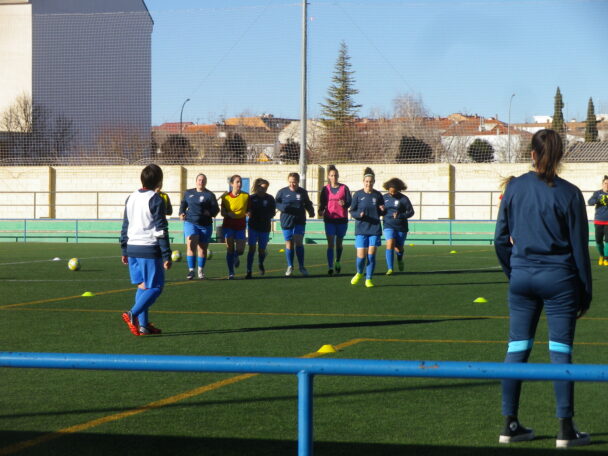 El imbatido lider del grupo I de la Regional Femenina Albacete Femenino, le hace “un ocho” a las feminas de la EFB Jesús de la Ossa que viajaron con algunas bajas