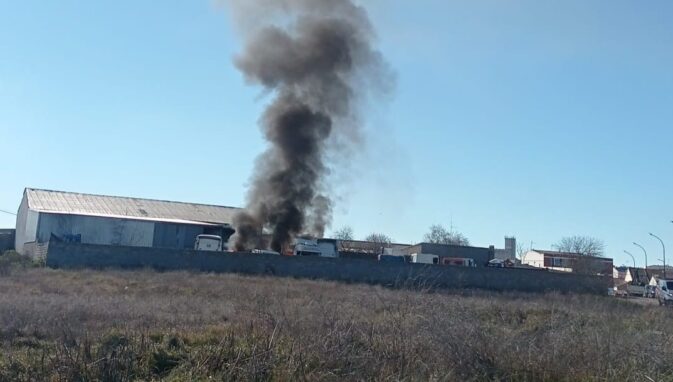 Incendio de un camión en Tarancón detrás del cementerio municipal