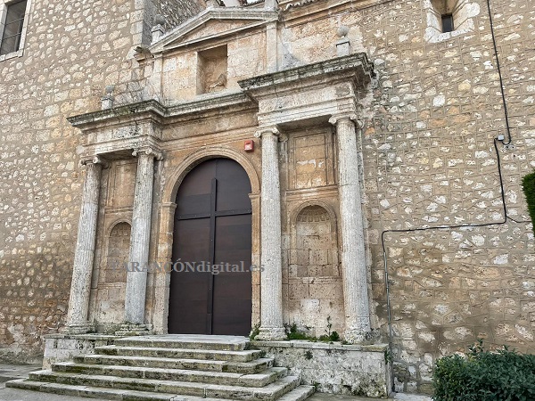 La puerta del Cierzo de la Iglesia Ntra. Sra. de la Asunción de Tarancón ya ha sido desmontada para su reparación