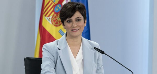 El Consejo de Ministros aprueba el convenio que  activa la línea de 2.500 millones de euros en avales  para hipotecas de jóvenes y familias con menores a  cargo