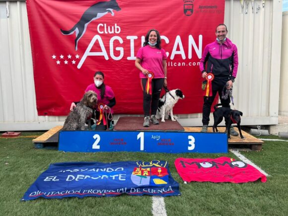 El club Momo Agility Tarancón, logra cuatro primeros puestos en el Concurso de Iniciación de San Martín de la Vega (Agilcan) de los cinco binomios que acudieron del club a la prueba Para alguno de los canes y su guía era la primera experiencia en competición