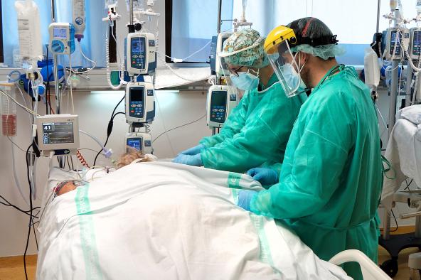 Cuenca registra hoy 1 fallecido por Covid y 124 nuevos contagios, hay 43 pacientes en cama convencional y 2 en cuidados intensivos