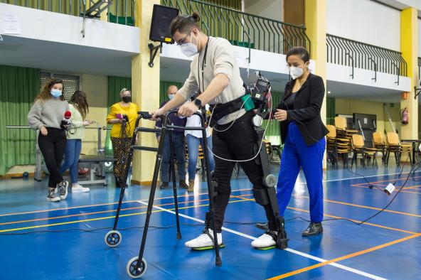 El Hospital Nacional de Parapléjicos acoge al consorcio TAILOR, que desarrolla un robot híbrido para la asistencia de la marcha