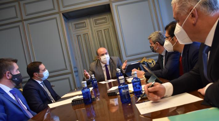 Gobierno regional y diputaciones comprometen su colaboración para facilitar la llegada de fondos europeos a las pequeñas corporaciones