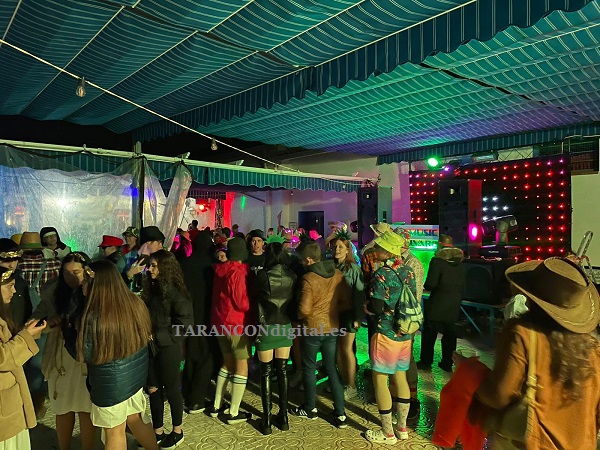 Vuelven los disfraces y la diversión a los casinos y locales de copas de Tarancón en el sábado de Carnaval tras la pandemia