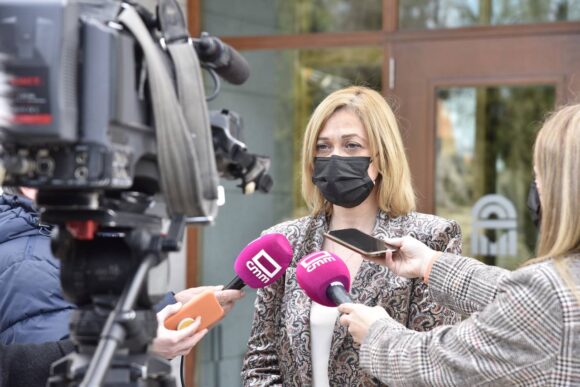 Carmen Picazo: «Yo no necesito que ninguna ministra me conceda el carnet de feminista, soy una mujer libre»
