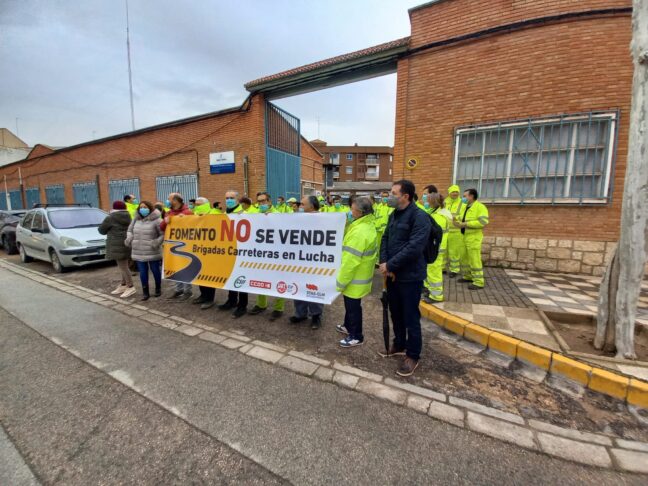Las Brigadas de Carreteras de la Fomento se concentran en 27 parques y talleres de la región contra la privatización de su trabajo