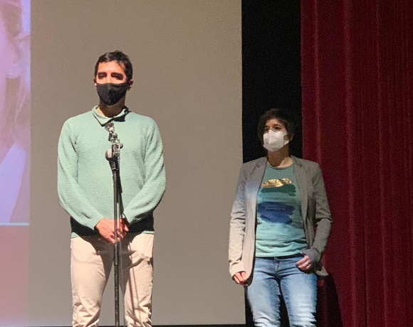 Medio centenar de personas participan en el coloquio, en torno al documental “Hijas de Cinysca”