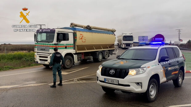 La Guardia Civil escolta un convoy masivo de 115 camiones hasta el puerto de Cartagena