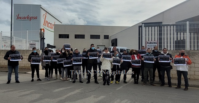 Un nutrido grupo de trabajadores de Incarlopsa se concentra a las puertas del centro de trabajo como protesta a la subida de precios