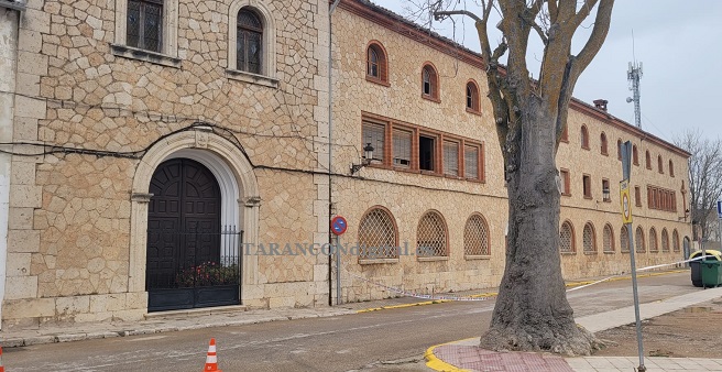 El edificio del Convento de los Padres Somascos de Tarancón ha tenido que ser acordonado tras la caída de algunas tejas del alero