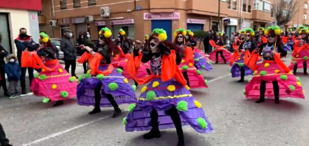 El Desfile de Piñata pone el punto y final al Carnaval 2022 de Tarancón en una tarde lluviosa y desapacible