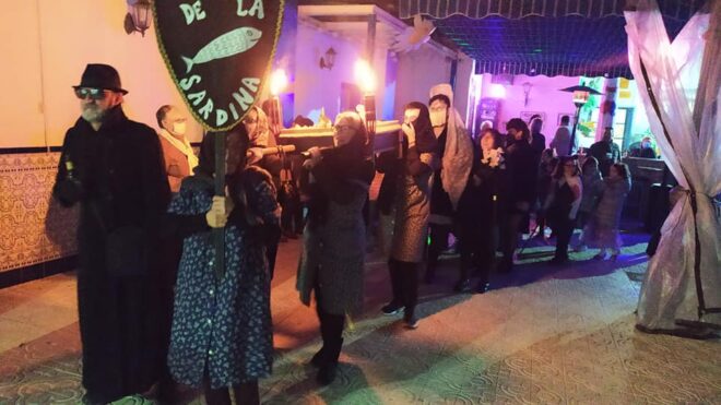 El sepelio a la sardina inicia un paréntesis en el Carnaval de Tarancón hasta la llegada de la Fiesta Ye-ye este sábado