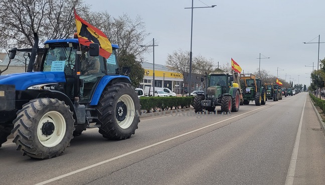 Unos 60 tractores se han concentrado hoy en la Avda. de Adolfo Suárez de Tarancón para reivindicar precios justos y bajada de impuestos