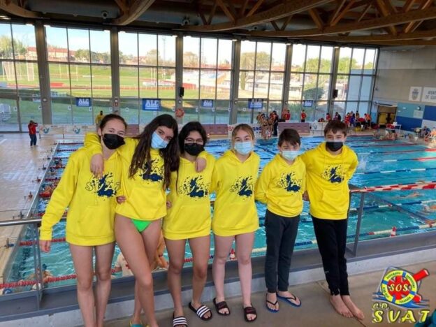 Los socorristas del SVAT, categoría Infantil, Adriana García Navarro y Jorge Almendros Diaz, en el grupo de seguimiento de tecnificación en Piscina de la Federación Española de Salvamento y Socorrismo