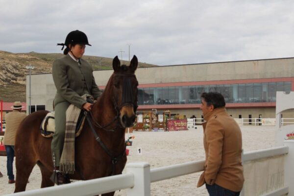 Victoria Estefanía Holom de la Escuela de Equitación Emilio Galán, se impone en la categoría Junior de Equitación de Trabajo en el Concurso Internacional de Castilla y León celebrado en Segovia este fin de semana