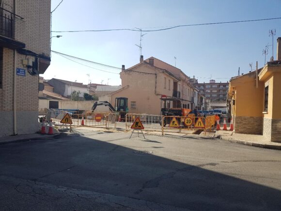 Apenas realizado el asfalto y señalización,  se realizan zanjas en las  calles de la barriada de San Víctor (El Congo), sin duda, para mejorar servicios