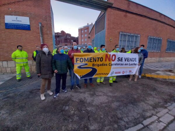 Las brigadas de Fomento se concentran por tercer jueves consecutivo en contra la privatización de su trabajo