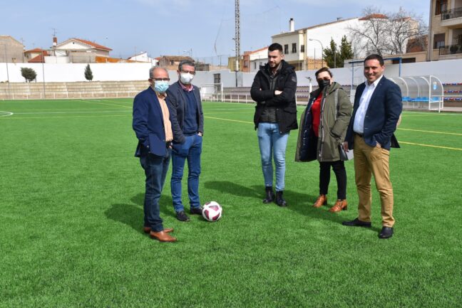 La Diputación de Cuenca invierte 168.000 euros en renovar el césped artificial del campo de fútbol de Motilla del Palancar