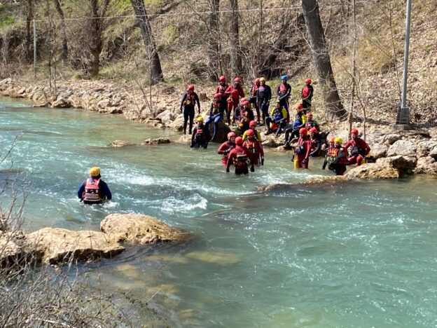 El Gobierno regional forma a 21 bomberos en técnicas de rescate en medio acuático para riadas e inundaciones