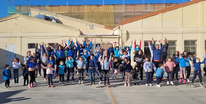 Éxito de participación en el Flashmob organizado por el AMPA del Colegio Duque de Riánsares con motivo de la semana del autismo