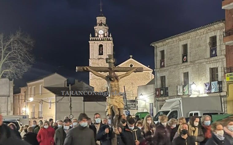 El Vía Crucis procesional en Tarancón, transcurre con la participación de decenas de fieles a pesar de lo desapacible de la noche