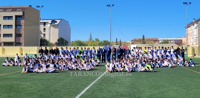 Desde el Alcalde en sus palabras de bienvenida, hasta Arbeloa que cerró el acto, los intervinientes han incidido en la formación de los chavales en valores como “respeto, compañerismo, esfuerzo y trabajo de equipo” para la mejor realización como personas y deportistas
