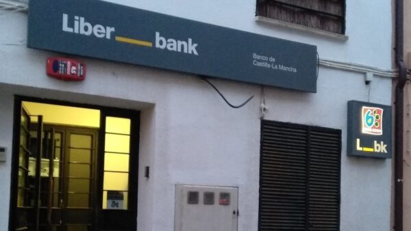 Cuenca Ahora denuncia el trato indigno de la Banca a la ciudadanía.