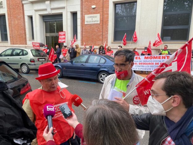 Delegados y delegadas de CCOO y UGT se encierran en la sede de Correos de Cuenca capital bajo el lema “SALVEMOS CORREOS” para denunciar el desmantelamiento del Servicio Postal Público, la quiebra económica de Correos y su precarización laboral como consecuencia de la mala gestión de su Presidente