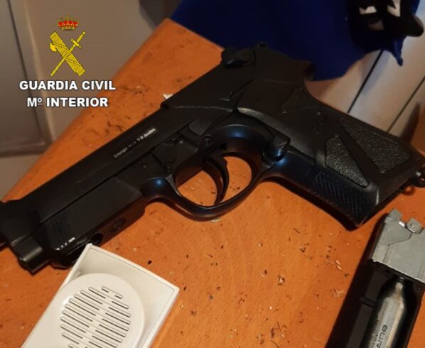 La Guardia Civil reduce a una persona que efectuó varios disparos a la vía pública con un arma de aire comprimido