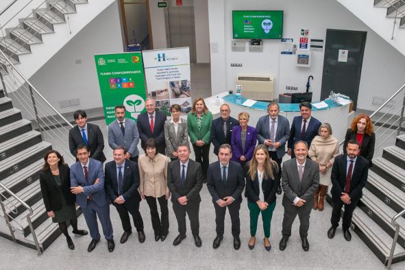 Emiliano García-Page considera que España podría ser “soberana en renovables” y Puertollano el “emporio energético” del país