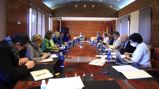 El Pleno de las Cortes regionales de este jueves debatirá sobre educación y sanidad
