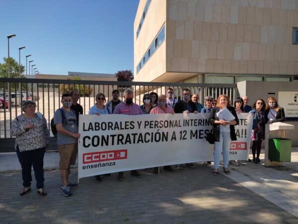 CCOO-Enseñanza CLM registra en la Consejería de Educación 5.500 firmas por la recuperación de derechos de los/as docentes interinos/as suprimidos por Cospedal