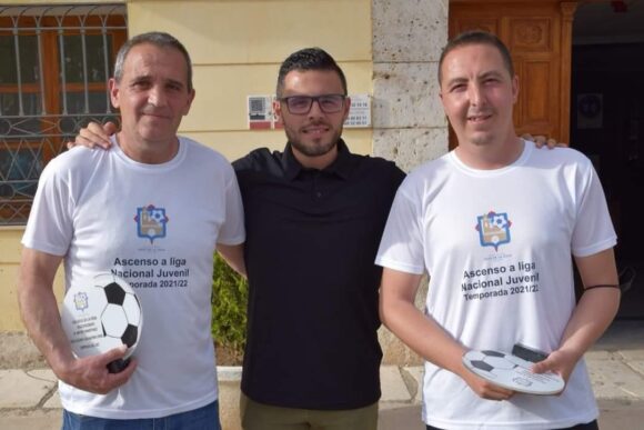 Javier Martínez y Daniel Gómez entrenadores del equipo juvenil de la EFB Jesús de la Ossa, valoran el éxito del ascenso