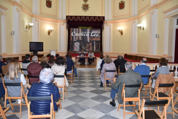 Continúa la feria del libro ‘Cuenca Lee’ que llega a su ecuador con las presentaciones de los libros ´Antón García Abril´ y ´Las haraganas´