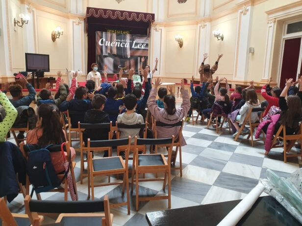 Ana Muela y Manuel Vilas transmiten la importancia de la lectura a los adolescentes en un encuentro en San Clemente