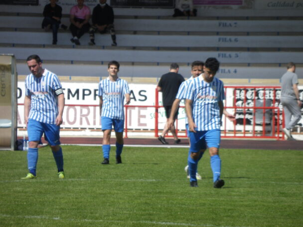Misión cumplida. El equipo Senior de la EFB Jesús de la Ossa, baja el telón liguero en el Grupo IV de Primera Autonómica con una clara victoria en el Estadio Municipal
