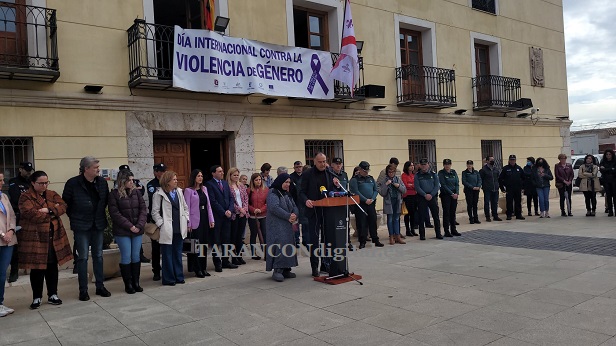 Tarancon muestra su rechazo al asesinato machista ocurrido en la localidad con una concentración a las puertas del Ayuntamiento