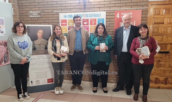 El escritor Juan Eslava Galán asiste en Tarancón a un encuentro con autor a través de la Diputación Provincial de Cuenca