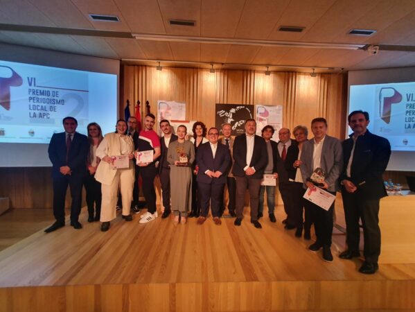 Julián Cano y Marina Ortueta, ganadores de los  VI Premios de Periodismo Local de la APC