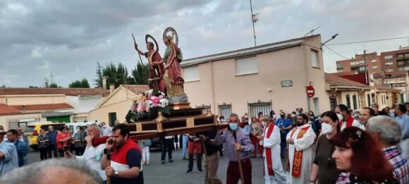 San Víctor y Santa Corona vuelven a procesionar por la barriada que presiden, acompañados del fervor de los vecinos con los acordes de la Banda de Tambores y Cornetas de la Hermandad de Nuestro Padre Jesús de Nazareno