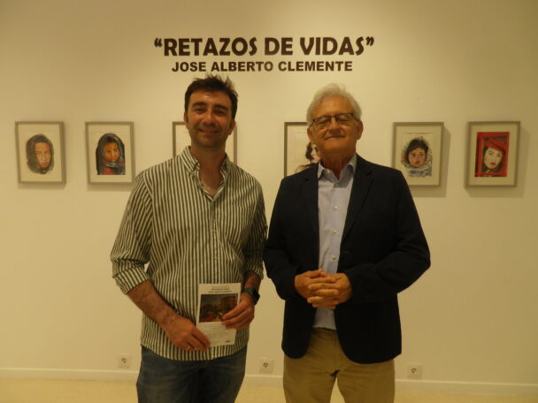 Raúl Añover, concejal de Cultura, da la bienvenida e inaugura la exposición de José Alberto Clemente Maroto en el Auditorio de Tarancón, “Retazos de Vidas”