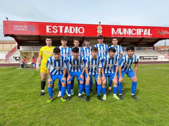 Los juveniles de la EFB Jesús de la Ossa, siguen sin fallar, ante el Cristo de la Vega (Socuellamos) lograron la victoria, 3-1. Corta victoria, pero mas costosa de lo esperado en una tarde nublada, en la que no faltó la lluvia.