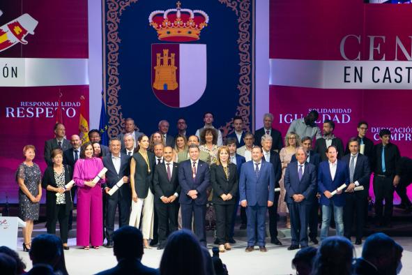 Eugenia Silva y Ángela Vallvey agradecen recibir la Medalla de Oro de Castilla-La Mancha, acreedoras del honor que supone este galardón