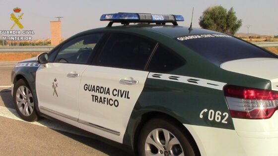 Tres personas heridas, entre ellos un niño, este domingo en Huete al salirse un coche de la vía y volcar