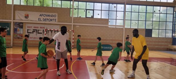 Más de cien niños participan en la clase de baloncesto ofrecida por Usman Garuba en el Ángel Lancho de Quintanar del Rey