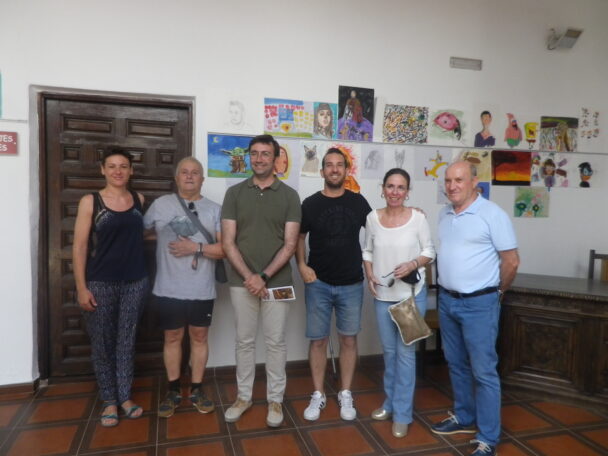El patio de columnas de Casa Parada, acoge la exposición de trabajos de los alumnos de la Academia de Pintura de Javier Córdoba